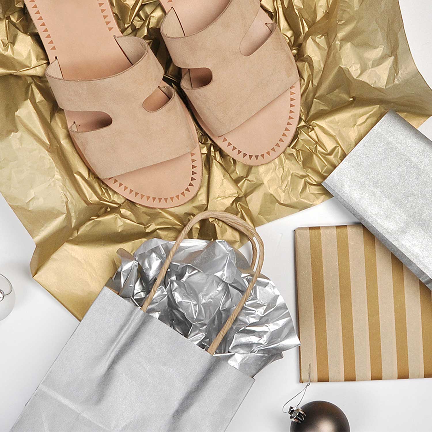 PAPERPAK_CHRISTMAS_TISSUE_AND_BAGS_LIFESTYLE_IMAGE_4.jpg